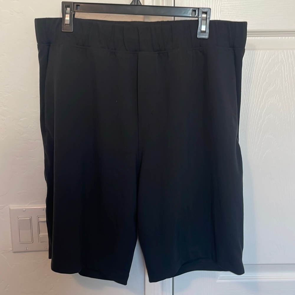 Men’s black lululemon athletic shorts XXL